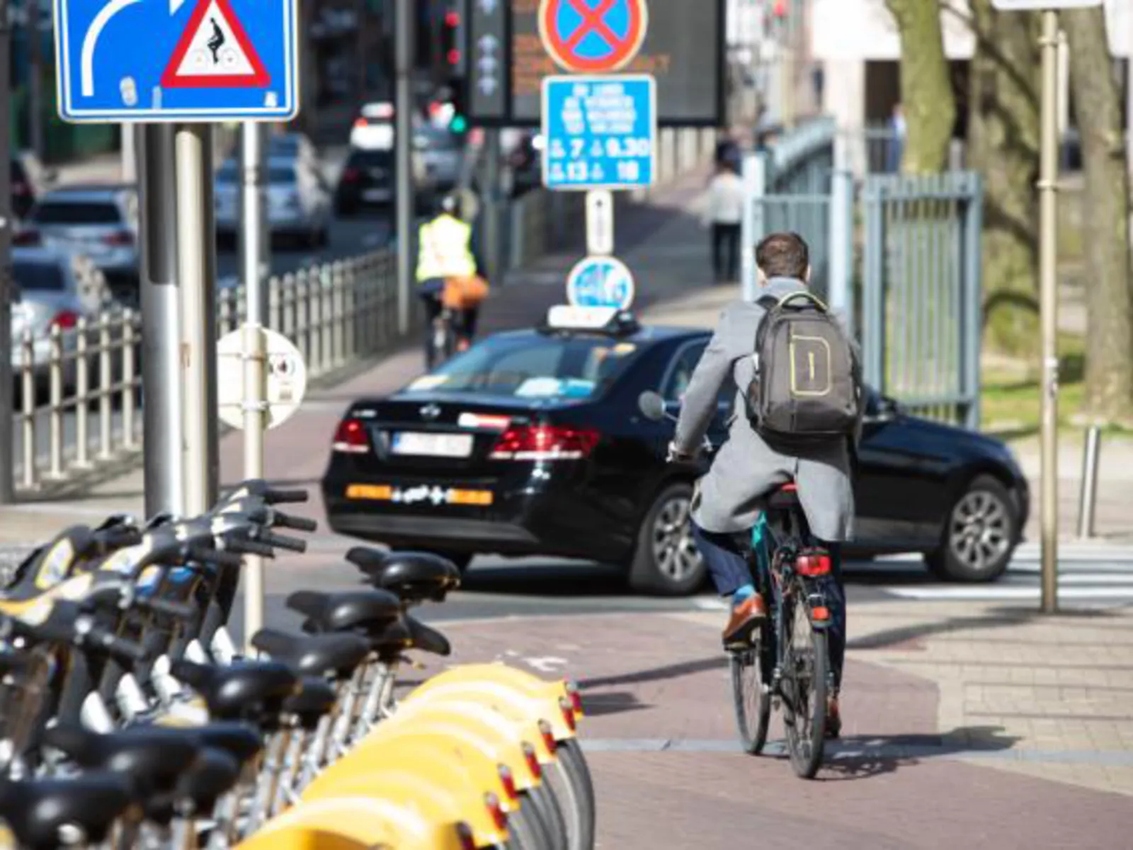 Auto und Fahrrad auf der Straße.